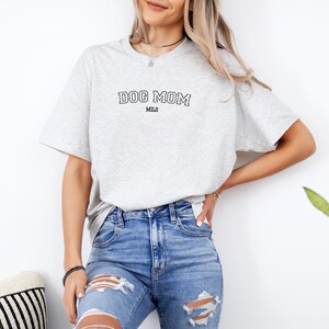 Chemise personnalisée pour maman pour chien, chemise personnalisée avec nom de chien, cadeau fête des mères, t-shirt pour amoureux des animaux de compagnie, cadeau pour amoureux des animaux de compagnie, cadeau pour maman de chien et parent de chien