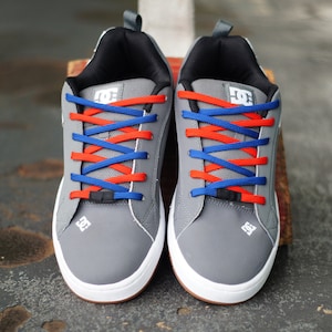 Two different colored shoelaces shop