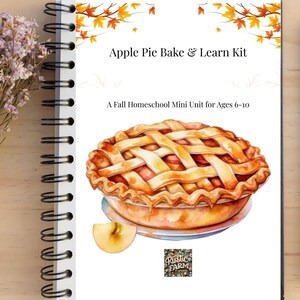 Puede incluir: Un cuaderno de espiral con el título "Apple Pie Bake & Learn Kit" y una ilustración de acuarela de una tarta de manzana. También se ve el texto "A Fall Homeschool Mini Unit for Ages 6-10". Un lápiz y un ramo de flores secas están sobre una superficie de madera.