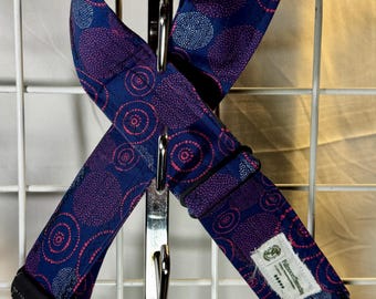 Pasek do gitary, „Czerwone zawirowania na niebieskim tle”, bawełniany materiał, ręcznie robiony w USA, końcówki ze skóry naturalnej, regulowany pasek, podkład nylonowy 2” x 64”