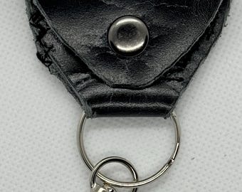 Etui na kostki gitarowe, wykonane z czarnej skóry, w kolorze premium - pokrowiec.