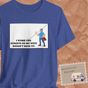 Camisa divertida de cartero: 'Trabajo en las calles para que mi esposa no tenga que hacerlo' / Camiseta de trabajador postal / Regalo de cartero / Humor de USPS / Ropa de cartero