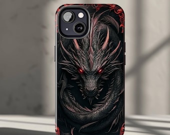 Puede incluir: Funda de teléfono negra con una ilustración de dragón. El dragón tiene ojos y detalles rojos, sobre un fondo oscuro. La funda tiene un acabado brillante y un diseño protector.
