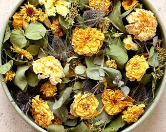 Trockenblumenarrangement mit gelben Rosen und Eukalyptus | Luxuriöses Bio Potpourri | Selbst angebaut in Somerset