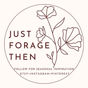 Op de afbeelding: Een rond logo met een donkerbruine lijntekening van twee bloemen aan een steel. De tekst JUST FORAGE THEN staat aan de linkerkant. Onder de bloemen staat de tekst FOLLOW FOR SEASONAL INSPIRATION ETSY INSTAGRAM PINTEREST.