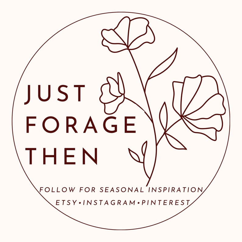 Op de afbeelding: Een rond logo met een donkerbruine lijntekening van twee bloemen aan een steel. De tekst JUST FORAGE THEN staat aan de linkerkant. Onder de bloemen staat de tekst FOLLOW FOR SEASONAL INSPIRATION ETSY INSTAGRAM PINTEREST.