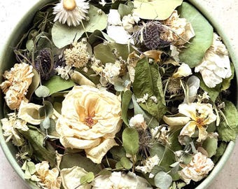 Potpourri mit cremefarbenen Rosen | Trockenblumen-Deko mit Eukalyptus und Distel | Natürliche Wohndeko | Luxuriöses Geschenk