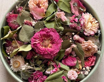 Popurrí de rosa y eucalipto. Arreglo floral seco orgánico cultivado en casa. Variedad de aromas.