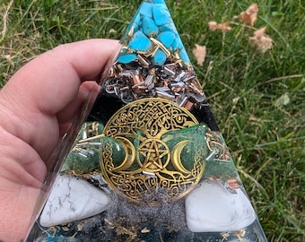 Orgonenergy,EMFprotection, Orgonepyramid,Handmade, Energyhealing, Crystalhealing, Spiritual, Turquoise, Obsidian, Howlite, Aventurine, Resin