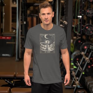 De torenkaart is een symbool van plotselinge verandering en openbaring en je zult je geweldig voelen in het comfort van een hoogfrequent katoenen T-shirt.