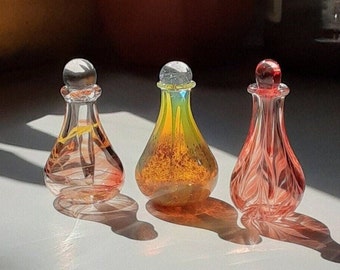 Fire Sisters- Conjunto de 3- Colección de botellas de aroma- Perfume de vidrio soplado a mano/ Botellas de aceite esencial con Daubers- Autocuidado- Decoración del hogar- Rojo
