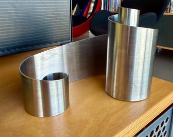 Portacartas de escritorio modernista con escultura de acero inoxidable cepillado y diseño de volutas