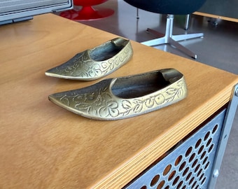 Juego de ceniceros vintage de latón grabado con forma de zapatilla del genio de Aladino