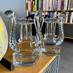 Sujetalibros con escultura de arpa de vidrio Fostoria de los años 50
