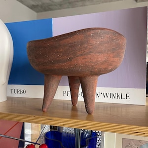 Cuenco escultórico de cerámica con base de trípode de terracota pesada de América del Sur
