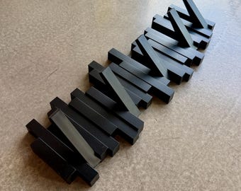 Organizador de pared multigancho para abrigos Umbra Sticks de David Quan, de estilo posmoderno.
