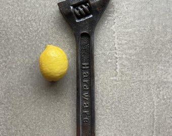 Escultura vintage de llave inglesa en forma de media luna con trampantojo de yeso, de los años 80, objeto de ferretería de arte pop.