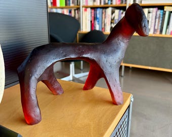 Escultura paleolítica de Liang & Eimil, resina ámbar, diseño animal modernista.