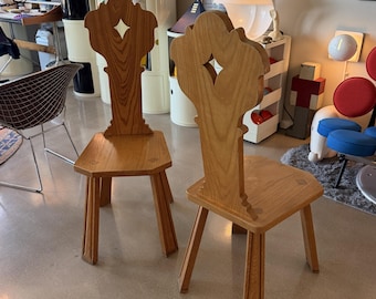 Vintage Mid-Century Alpine Französische Brutalist Geschnitzte Eichen Beistellstühle Paar Wabi Sabi Style