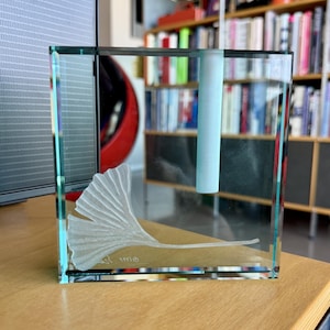 Può includere: Un set di tre tazze in ceramica con finitura opaca e macchiettata. Le tazze sono nei toni del crema, grigio chiaro e grigio scuro. Ogni tazza ha un design semplice e minimalista.