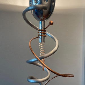 Lampadaire design Memphis, Italie, torche atomique en aluminium et cuivre