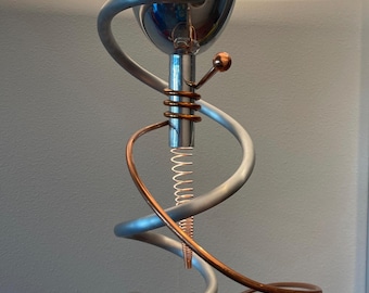 Lámpara de pie de diseño italiano, antorcha atómica de aluminio y cobre, de la era del diseño de Memphis