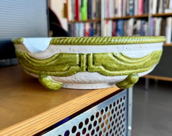 Centro de mesa de cerámica con relieve de mayólica italiana vintage, maceta con pie y diseño de borlas