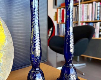 Par de jarrones vintage de cristal azul cobalto estilo bohemio con superposición floral plateada.
