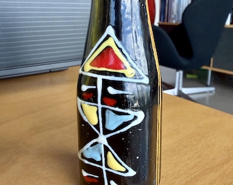 Bottiglia vintage in ceramica dipinta a mano Drioli del 1969 con design astratto a tema pesci italiani, ideale per liquori e bar.
