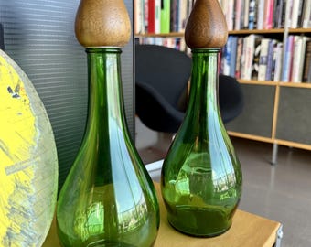 Juego de decantador de vidrio verde Duraglas de los años 60 con tapa superior de nogal torneado.