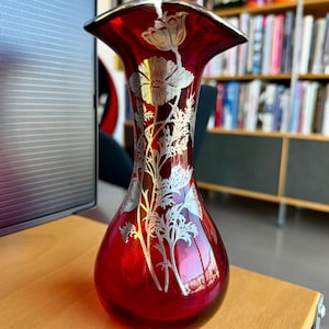 Lata 50. XX wieku, srebrny wazon z rubinowym szkłem Flanders, nakładka ze srebra próby 925 w kolorze maku