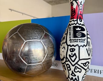 Duża metalowa rzeźba piłki nożnej w stylu pop-art, polerowany odlew aluminiowy, sztuka sportowa