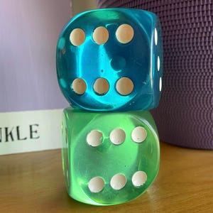 Grote vintage Lucite-dobbelstenen modernistische pop-art sculptuurset sterven