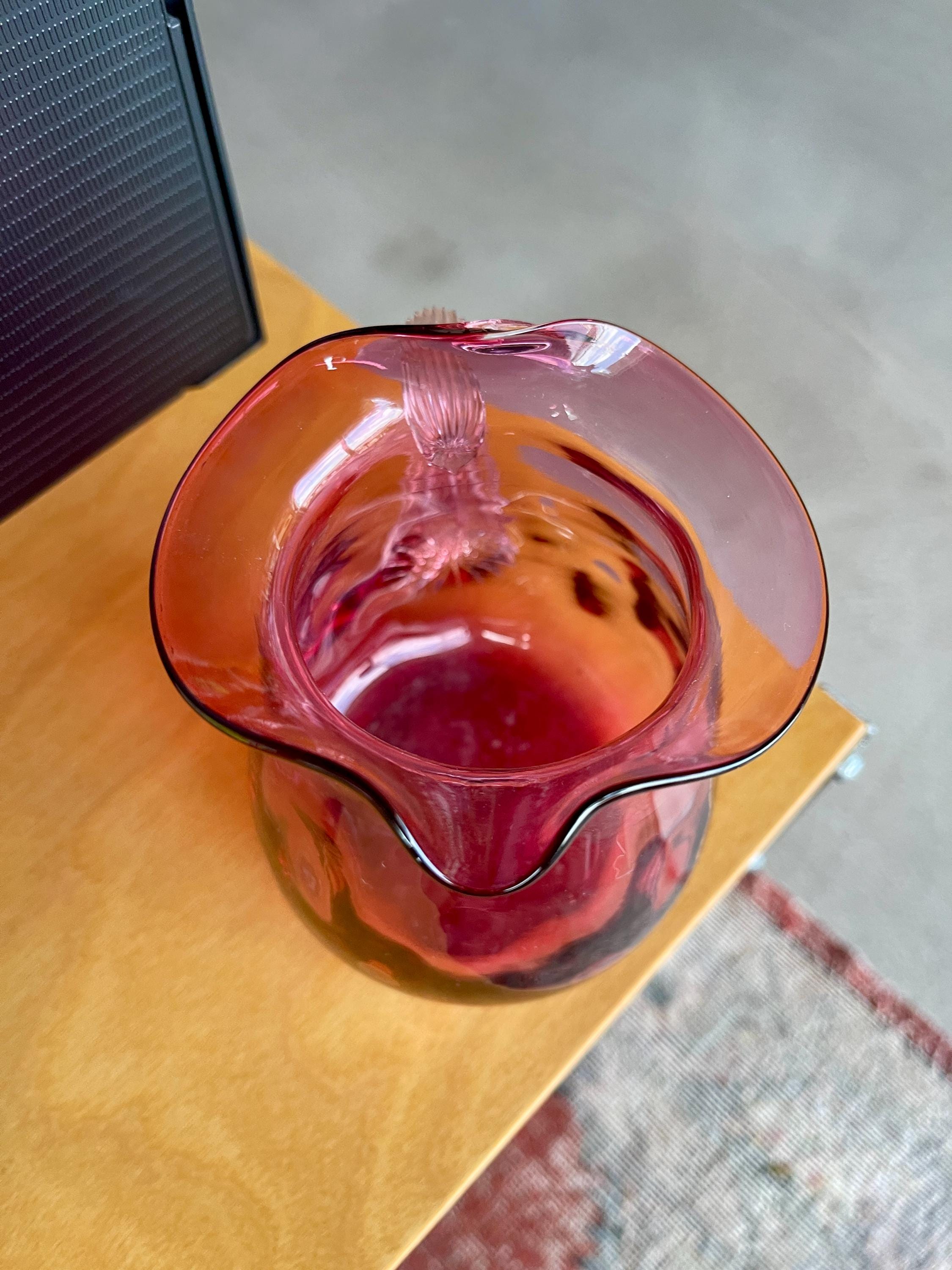 ヴィンテージ ピルグリムグラス クランベリーリブ付きピッチャー花瓶