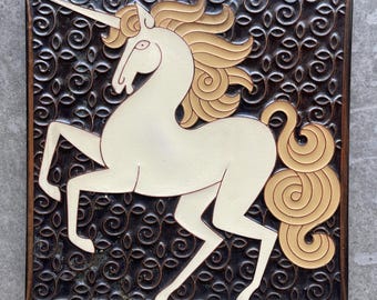 Placa de unicornio de cobre esmaltado cloisonnés de Donald J. Handel de los años 70, bandeja de arte de pared de técnica mixta de mediados de siglo, estilo moderno de mediados de siglo