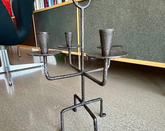 Candelabro de bronce martillado de cuatro brazos, de estilo brutalista, diseñado por Tommi Parzinger para Rena Rosenthal, años 30.