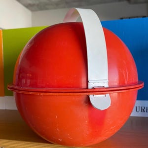 Kosz piknikowy z plastikowymi piłkami w stylu vintage Ingrid Chicago Heller z epoki kosmicznej