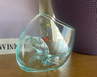 Vase postmoderne en verre de laitier de forme organique avec bourgeons de mauvaise herbe