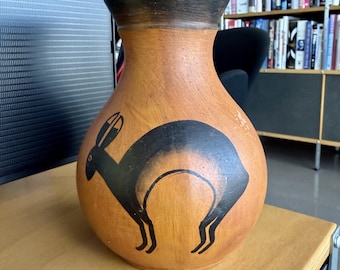 Jarrón de cerámica de arte popular mexicano antiguo, recipiente de terracota pintado a mano con diseño de conejo y oruga.