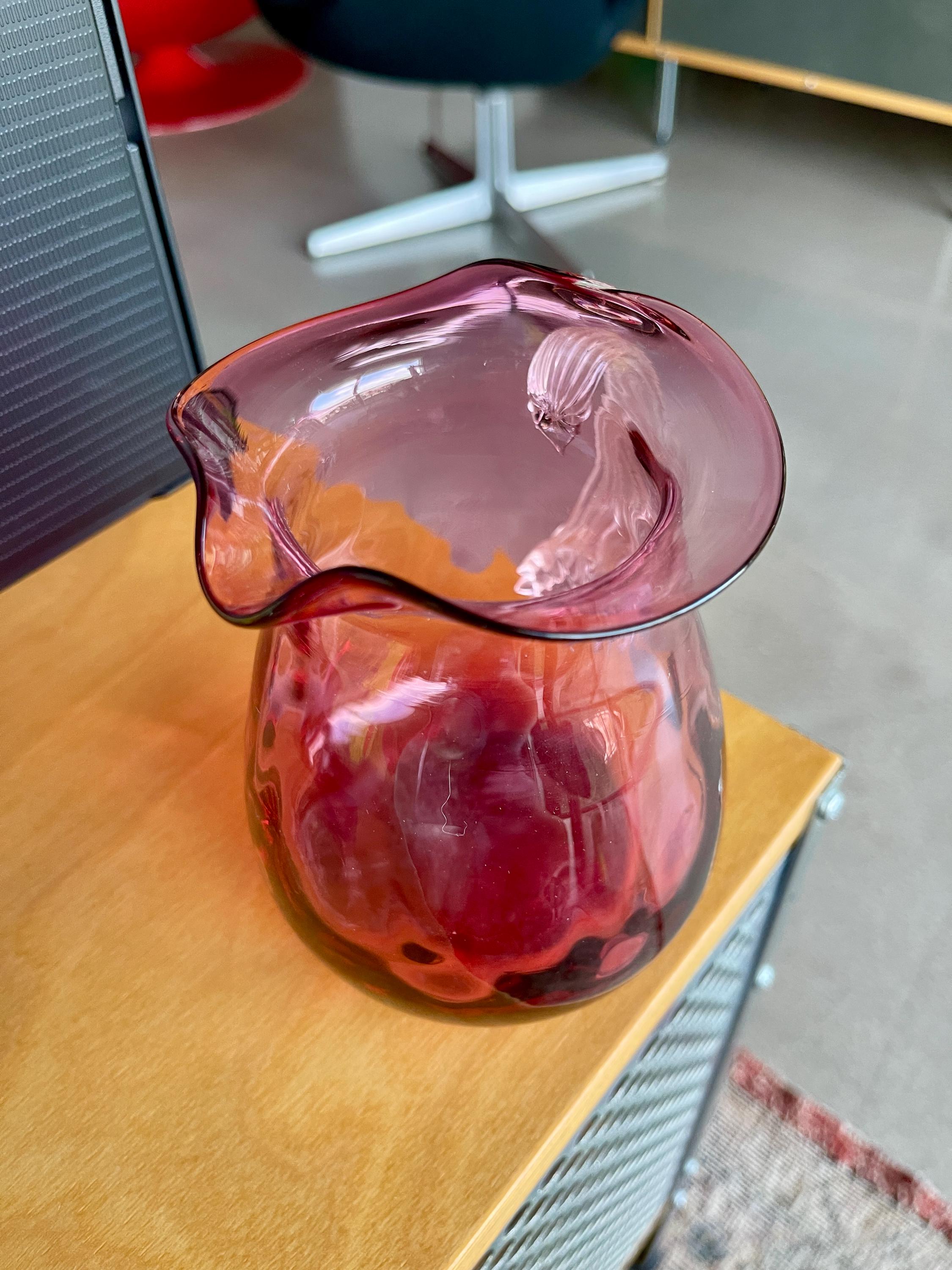 ヴィンテージ ピルグリムグラス クランベリーリブ付きピッチャー花瓶