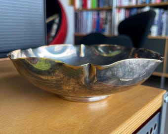 Bol de metal festoneado vintage para nueces con base plateada