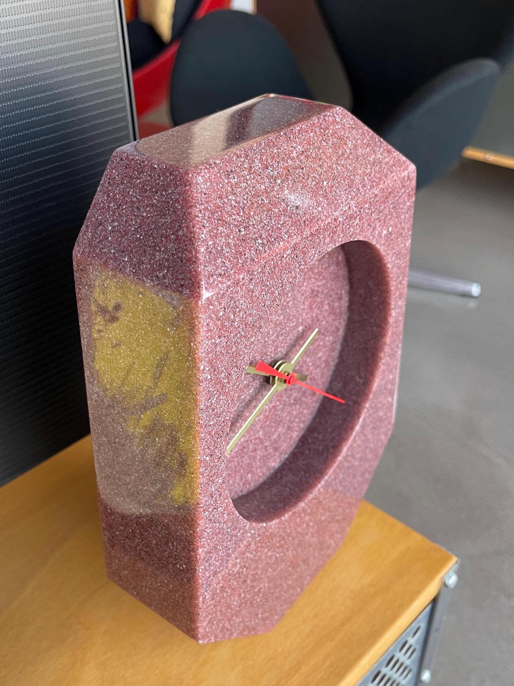 ポストモダン様式の多面体樹脂製オベリスク型マントルクロック 