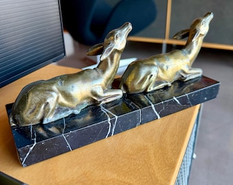 Sujetalibros de mármol negro con escultura de ciervo de bronce estilo Art Déco francés de los años 30
