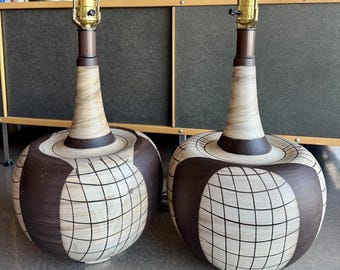 Paire de lampes vintage en céramique à glaçure stratifiée gravée Fortune Martz de style Fortune Martz