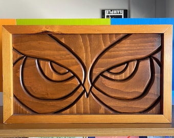 Gran escultura vintage de madera con incrustaciones de búho enmarcada