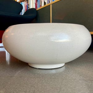 Maceta de cerámica de perfil bajo con diseño de Gainey Follis. Jardinera escultural de cerámica californiana.