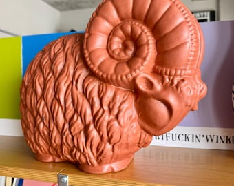 Escultura de carnero de terracota vidriada XL Royal Haeger 695 de los años 60. Cerámica de arte moderno de mediados de siglo.