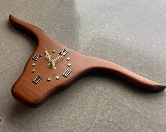 Reloj de madera con escultura de cabeza de toro vintage de mediados de siglo