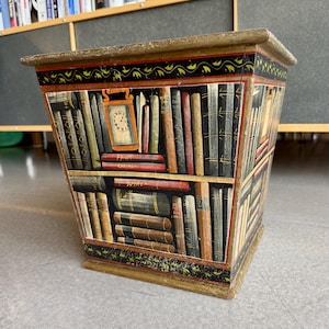 Macetero/cesta de madera pintada con motivo de libro, estilo trampantojo, de los años 50.
