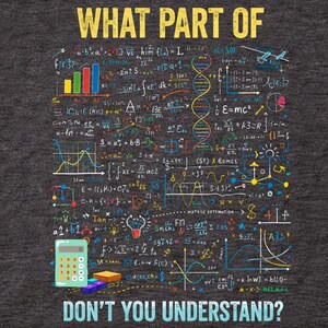 Può includere: T-shirt grigio scuro mélange con una grafica colorata di equazioni matematiche e una calcolatrice. Il testo sulla maglietta recita "WHAT PART OF DON'T YOU UNDERSTAND?"